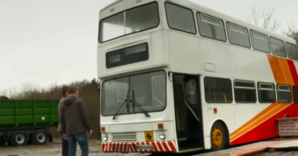A single father bought a two-story bus and turned it into an amazing home for him and his daughter