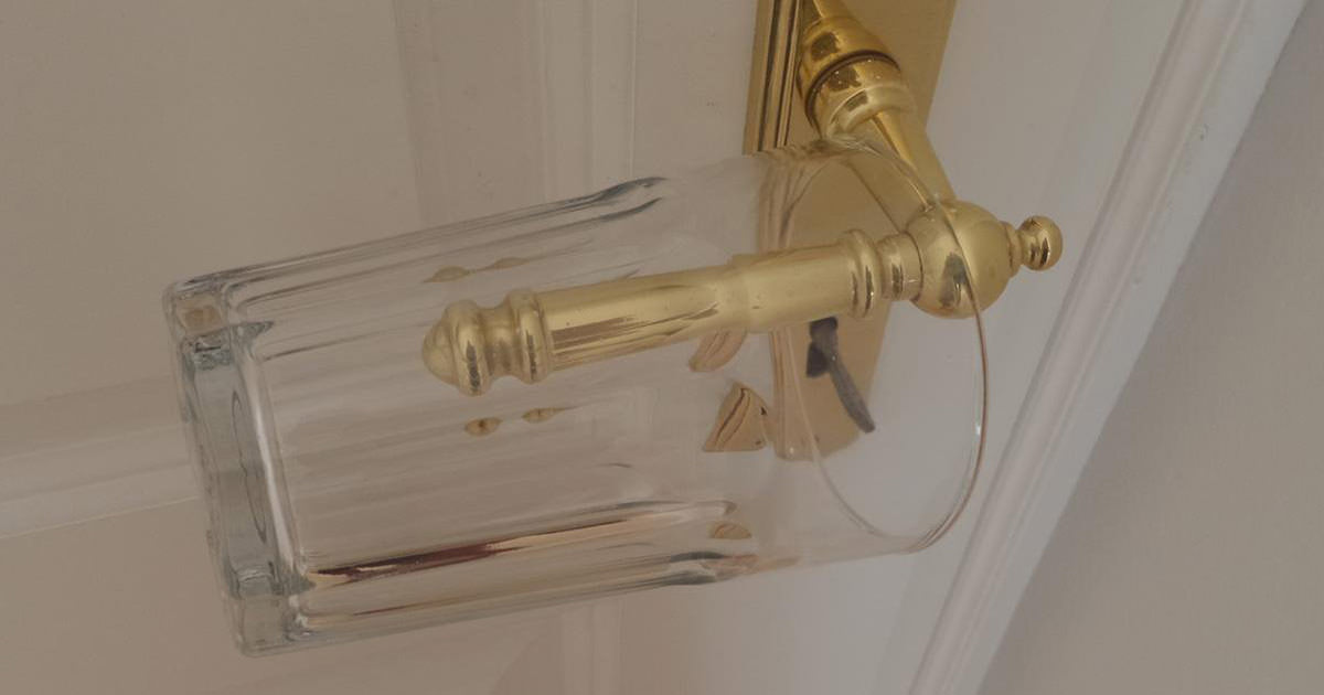 When you go to bed, hang a glass on the door handle - this ingenious trick can save your life!