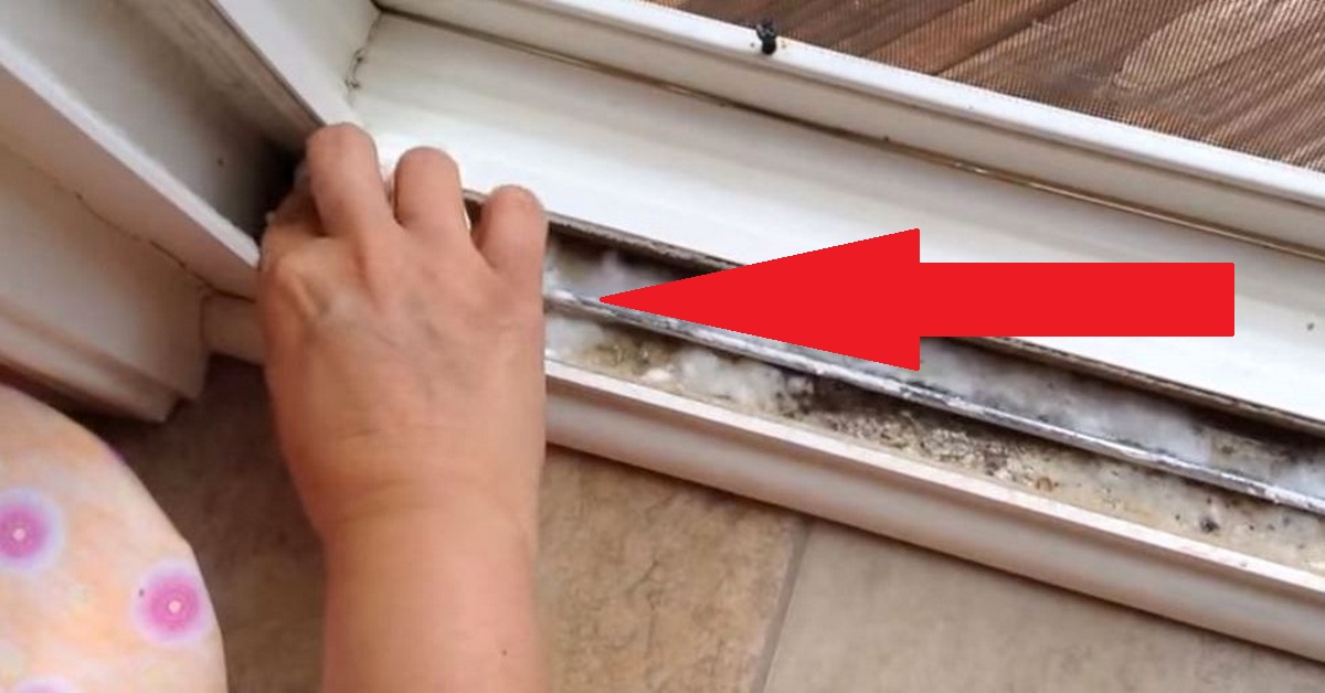 Her sliding window rail was filthy, so she exposed a genius trick that amazed cleaning lovers all over the world!