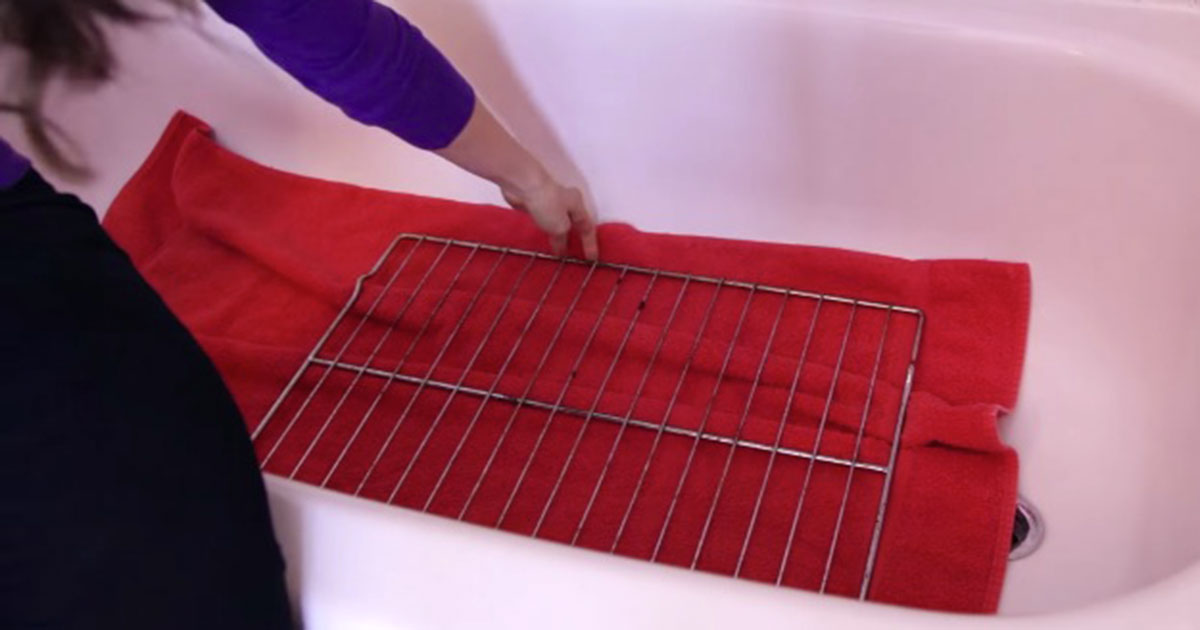 Say good bye to the dirty oven grids thanks to this ingenious cleaning trick