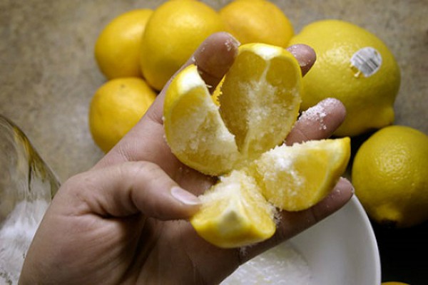 Cut lemon into quarters, sprinkle with salt, and place it in the middle of the kitchen! This trick will astonish you