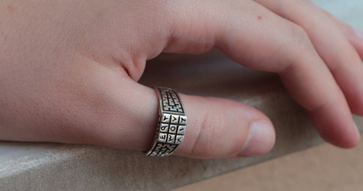 The hidden meaning of thumb rings - this is what they symbolize